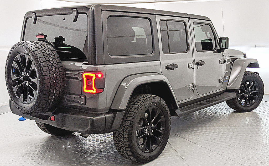 Used 2022 Jeep Wrangler Unlimited Sahara AWD/4WD image 3