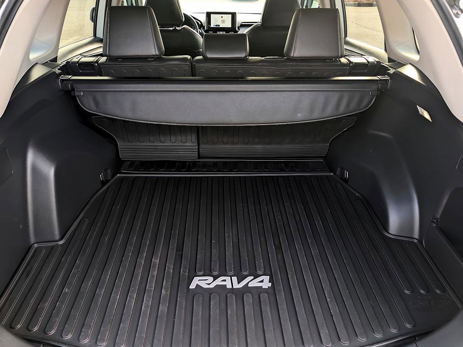 Used 2023 Toyota RAV4 XLE Premium image 14
