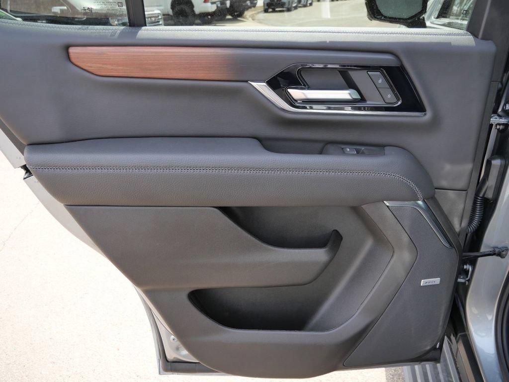 Used 2025 GMC Yukon Denali w/ Sun & Power Step Package AWD/4WD image 35