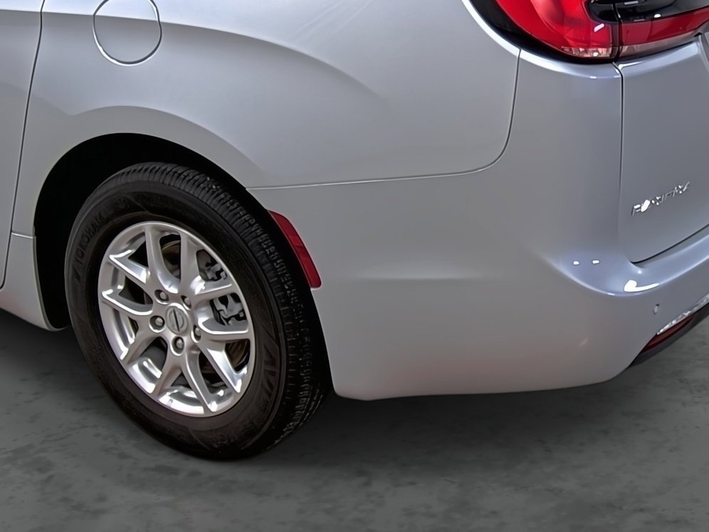 Used 2024 Chrysler Pacifica Touring-L image 9