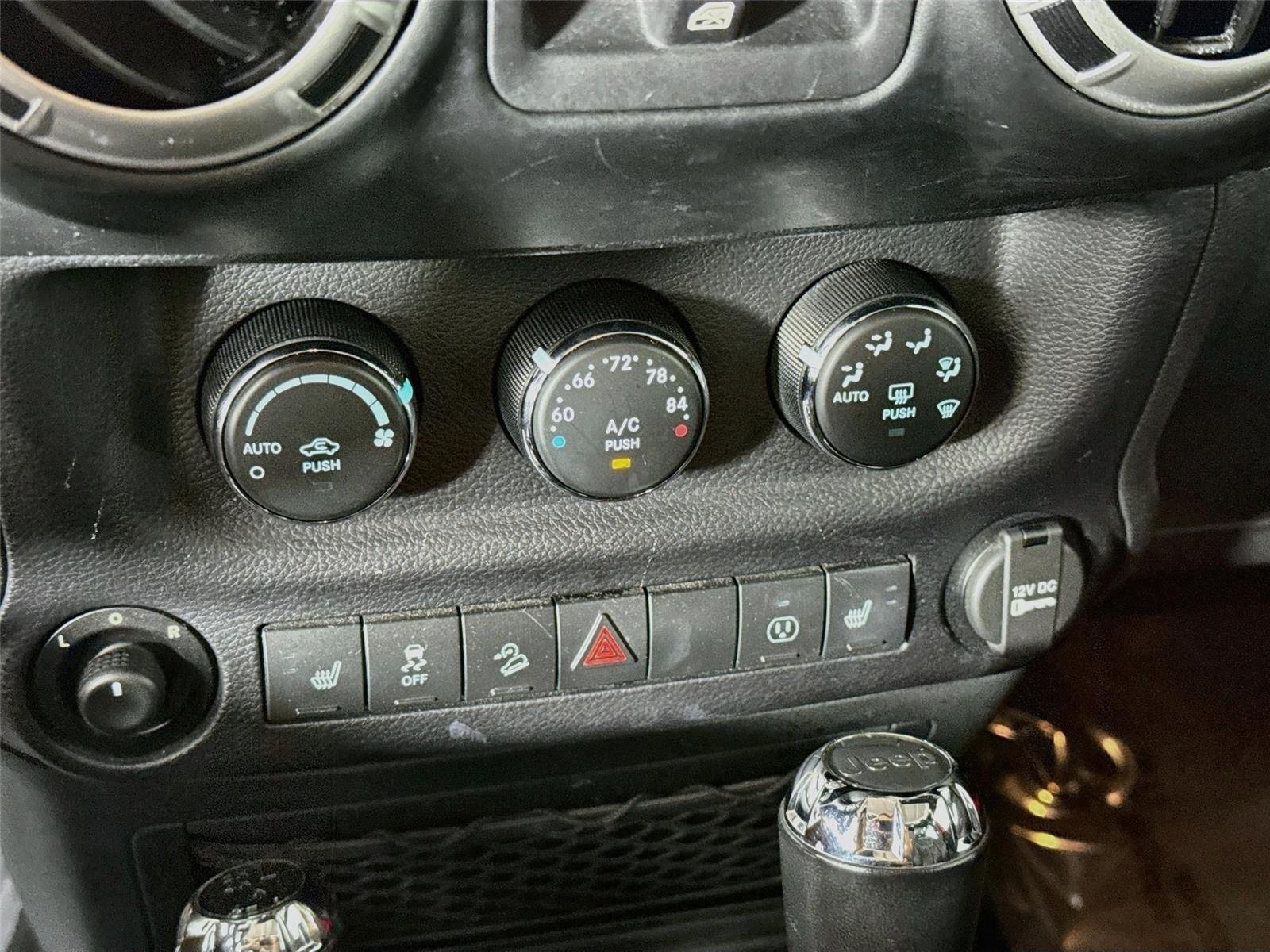 Used 2015 Jeep Wrangler Unlimited Rubicon AWD/4WD image 16