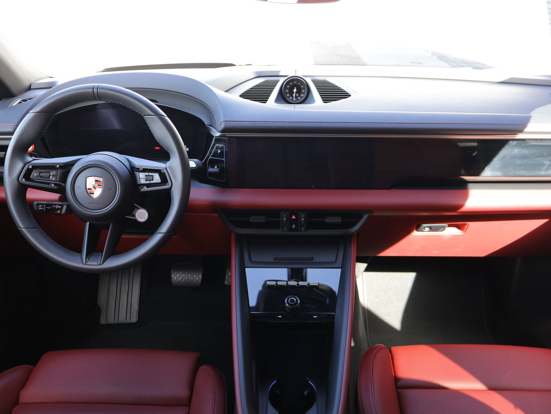 Certified 2025 Porsche Macan 4 Electric AWD/4WD image 23