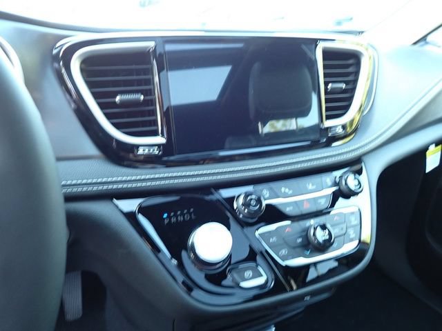 New 2026 Chrysler Pacifica Select AWD/4WD image 19