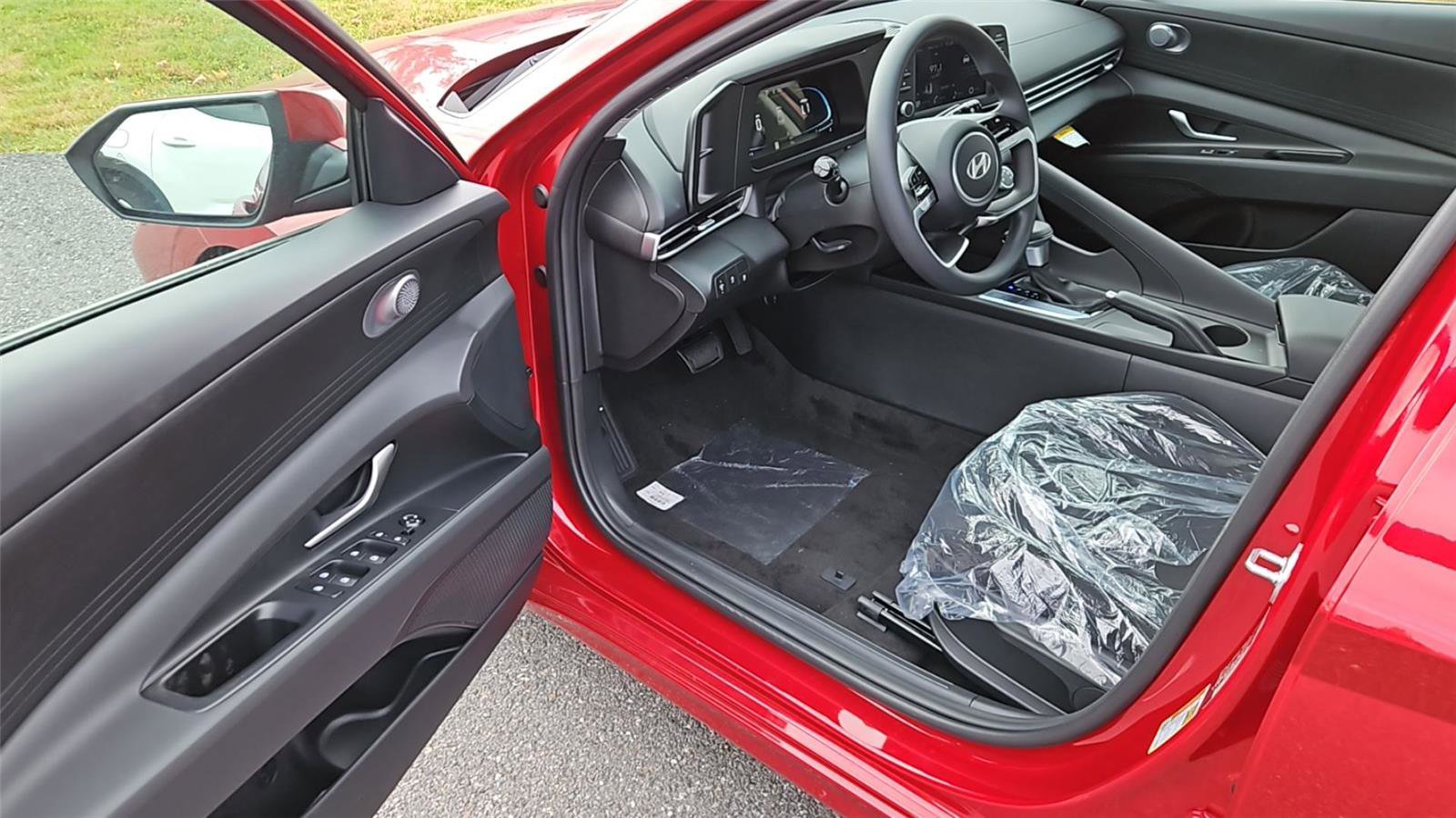 New 2025 Hyundai Elantra SE image 9