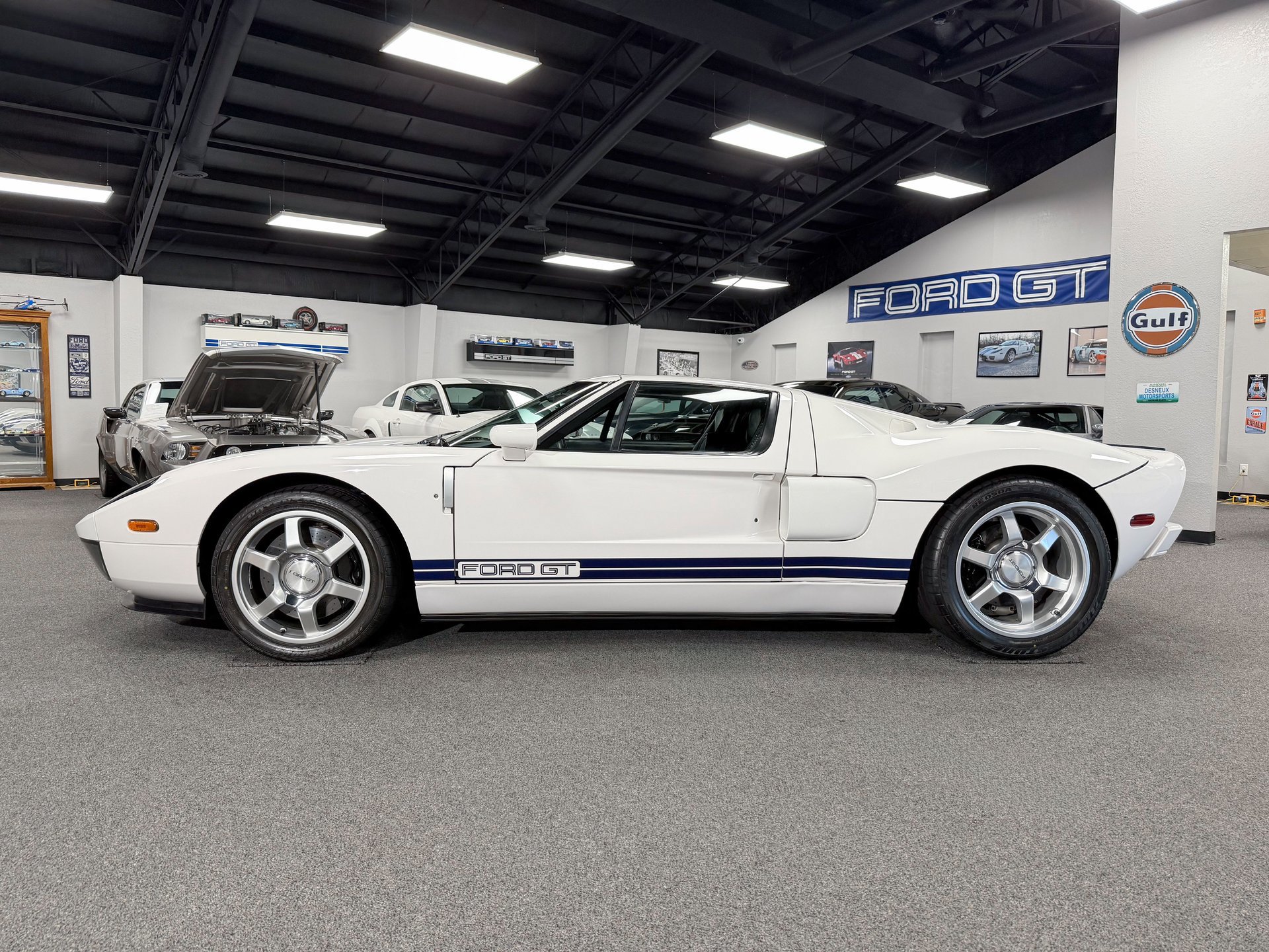 Used 2005 Ford GT RWD image 3