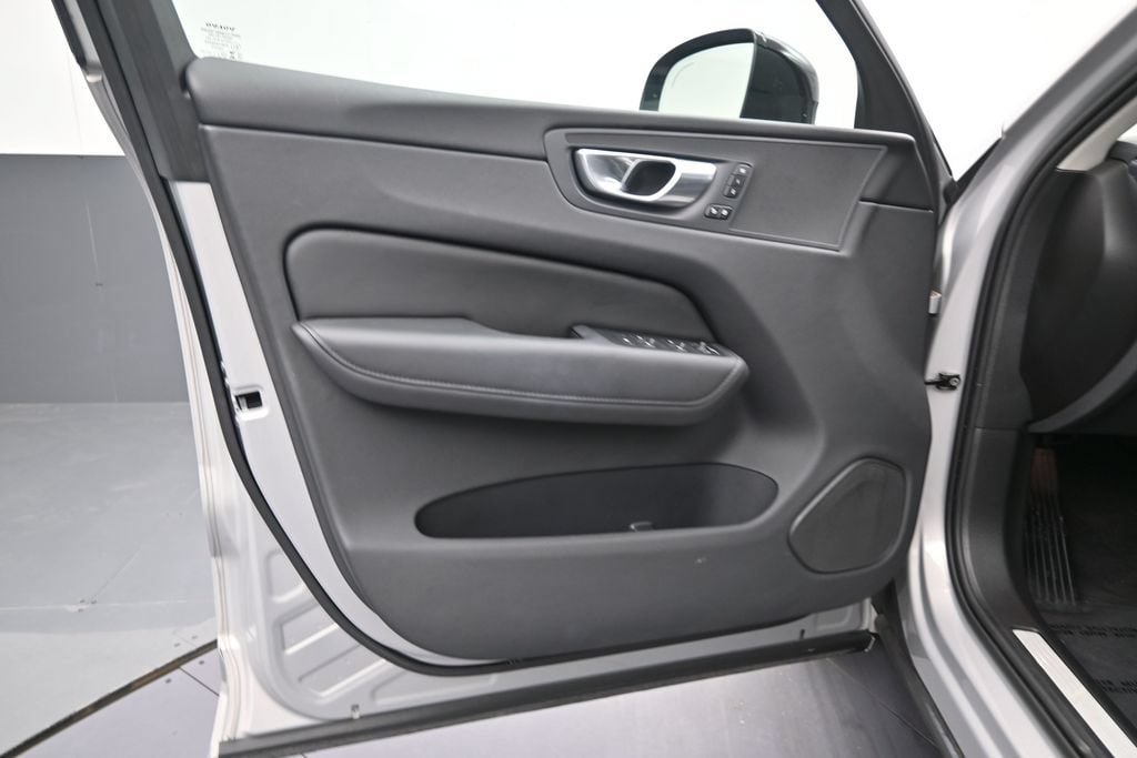 Certified 2024 Volvo XC60 B5 Core AWD/4WD image 11