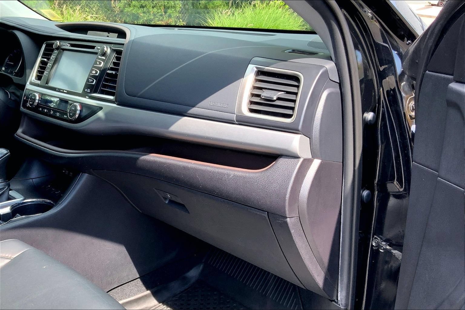 Used 2019 Toyota Highlander XLE AWD/4WD image 18