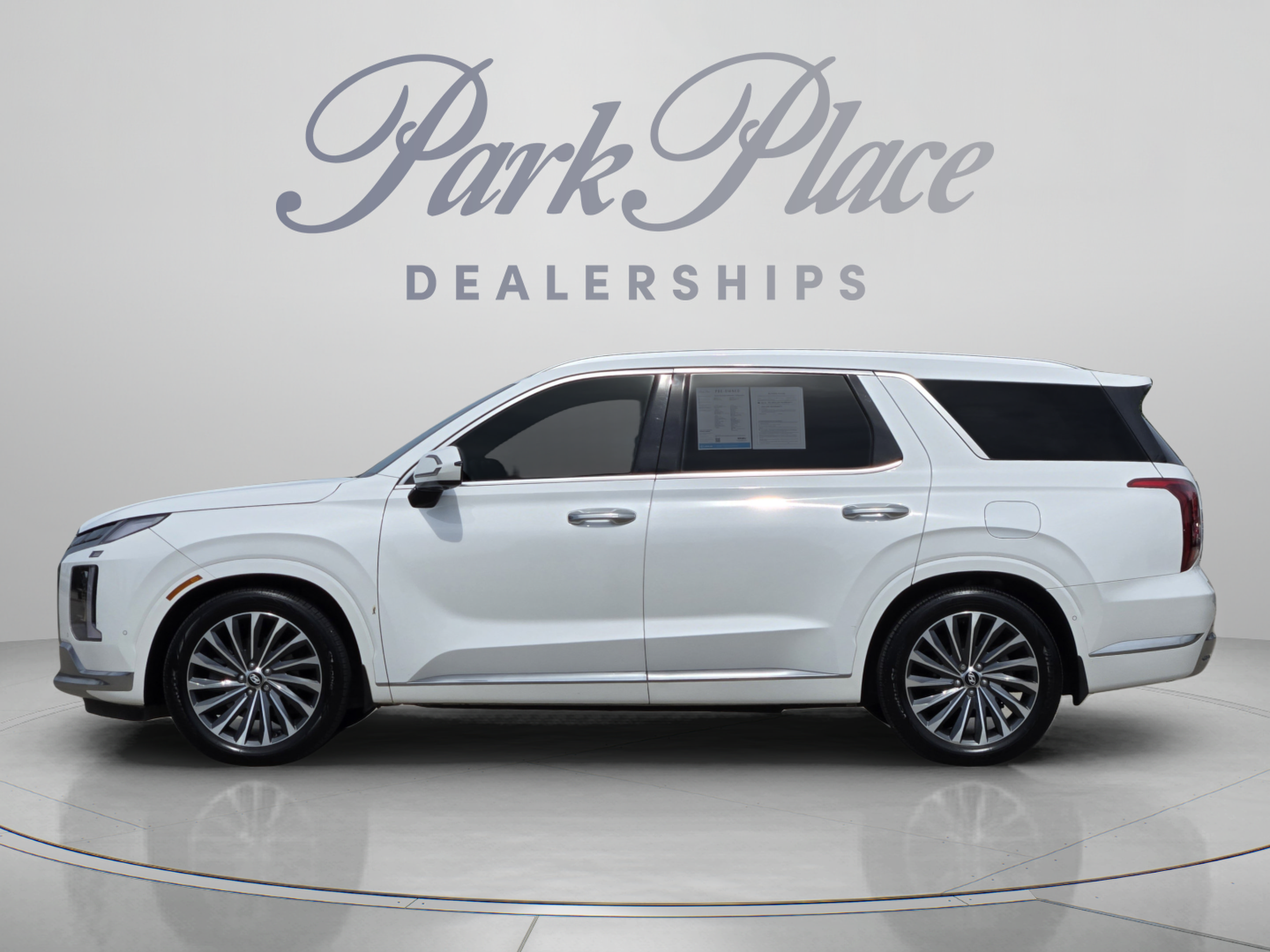 Used 2024 Hyundai Palisade Calligraphy FWD image 2