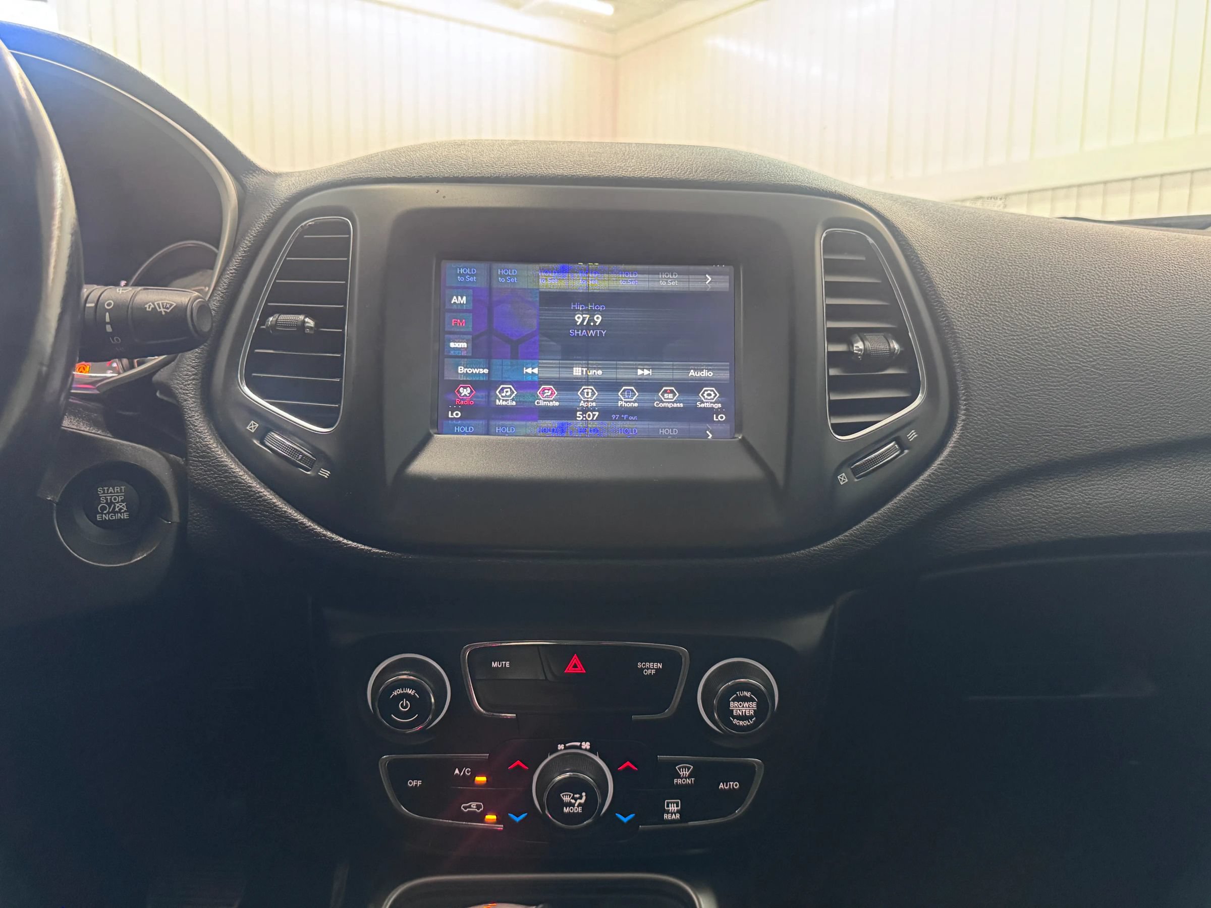 Used 2019 Jeep Compass Latitude FWD image 18