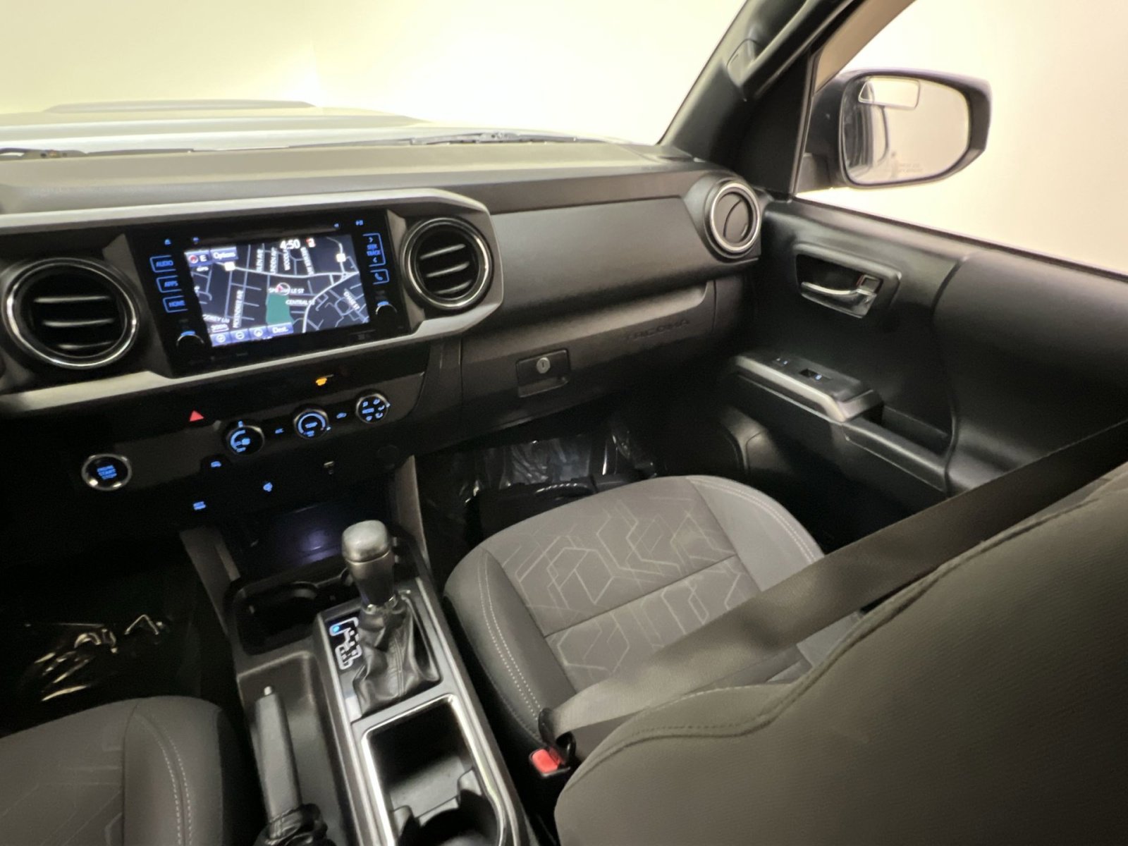 Used 2016 Toyota Tacoma TRD Sport image 30