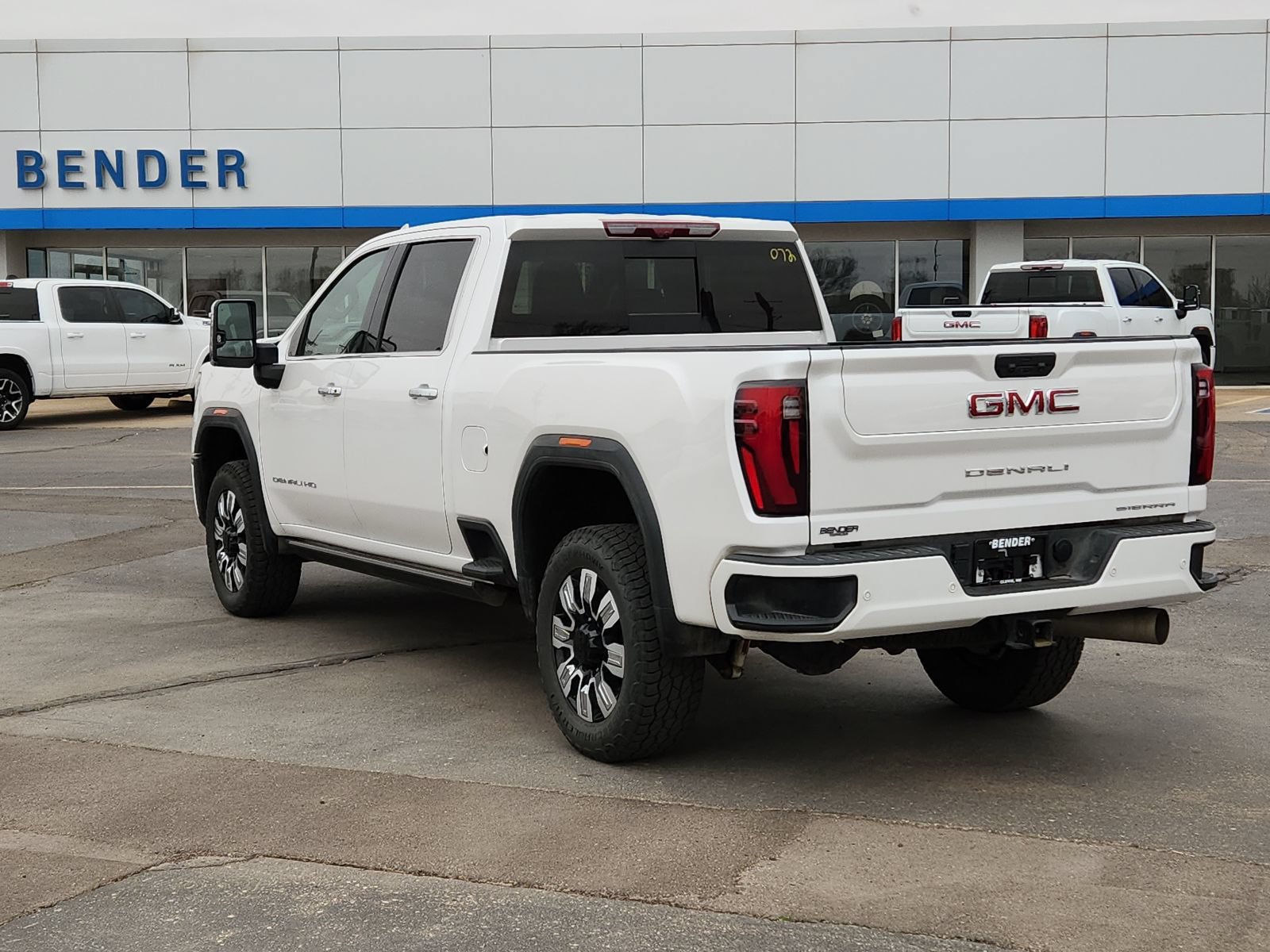 Used 2025 GMC Sierra 2500 Denali w/ Max Trailering Package AWD/4WD image 3