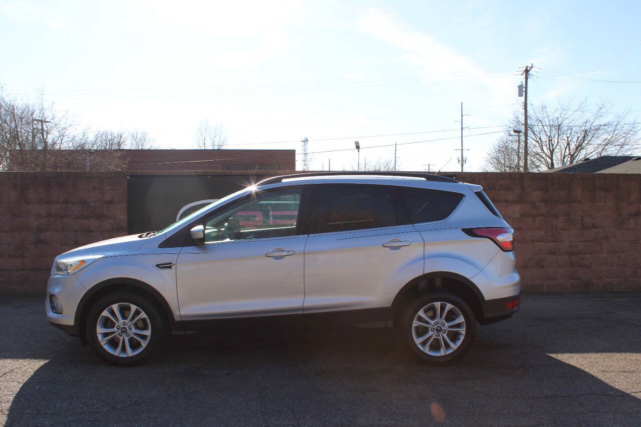 Used 2017 Ford Escape SE w/ Equipment Group 201A FWD image 2