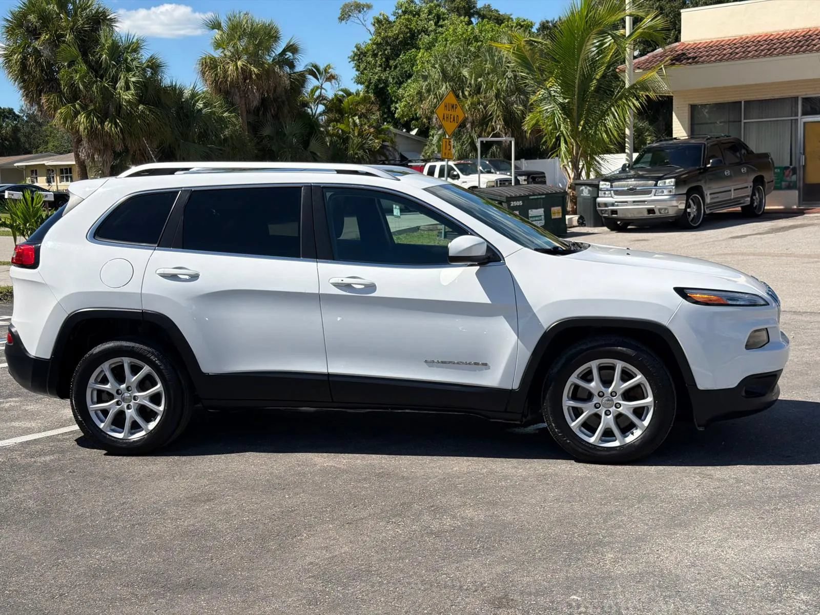 Used 2015 Jeep Cherokee Latitude w/ Comfort/Convenience Group FWD image 4