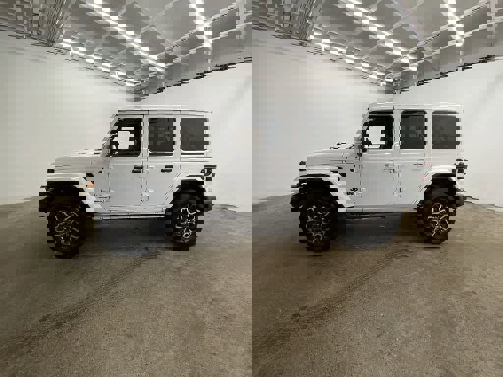 Used 2025 Jeep Wrangler Sahara image 3