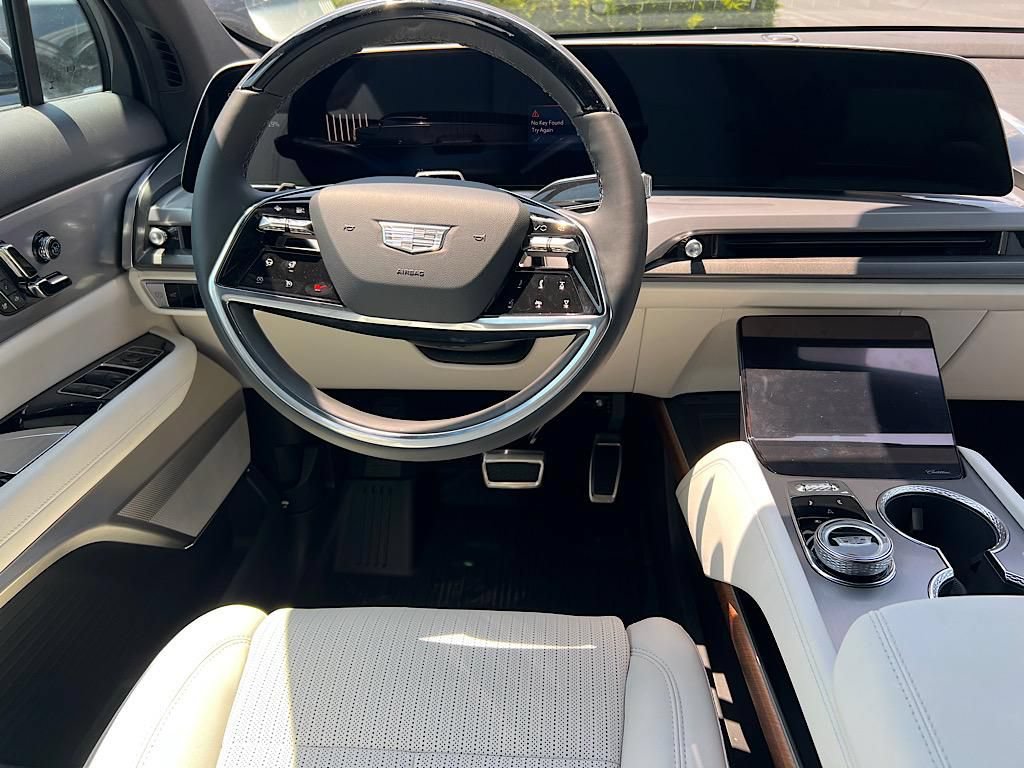 New 2026 Cadillac Vistiq Luxury w/ LPO, Floor Liner Package AWD/4WD image 10