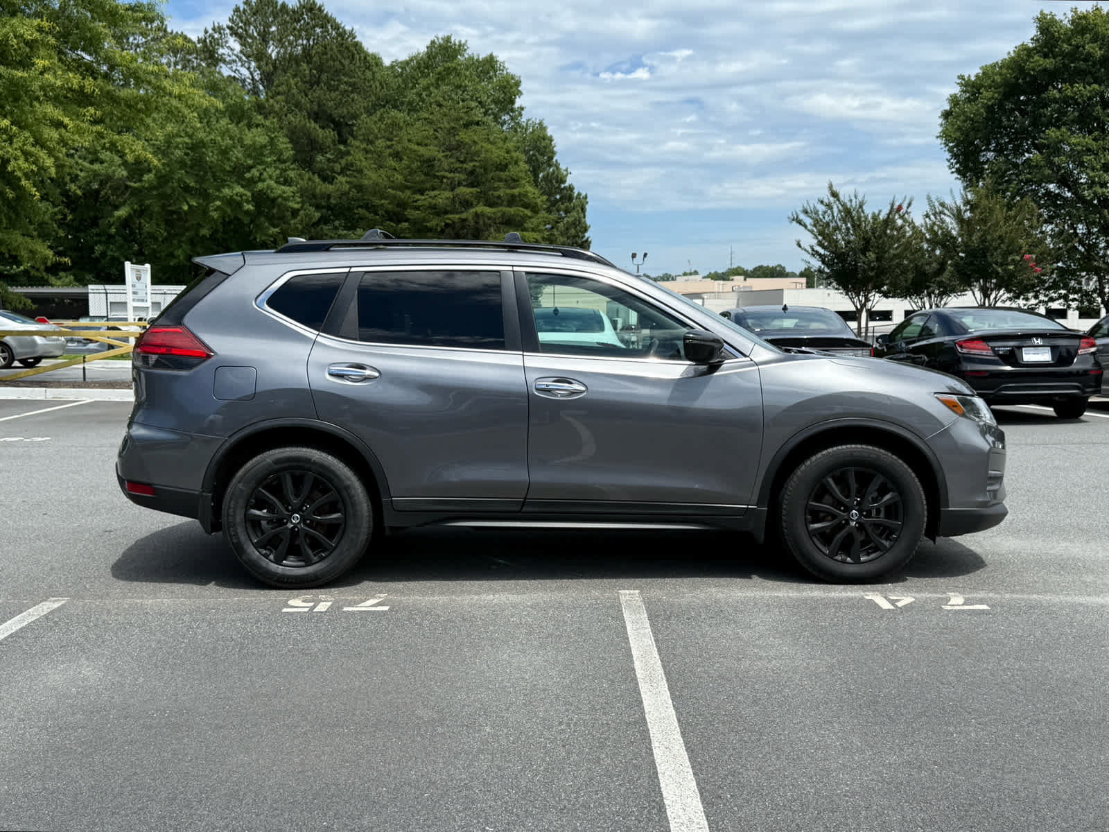 Used 2017 Nissan Rogue SV w/ Midnight Edition FWD image 6