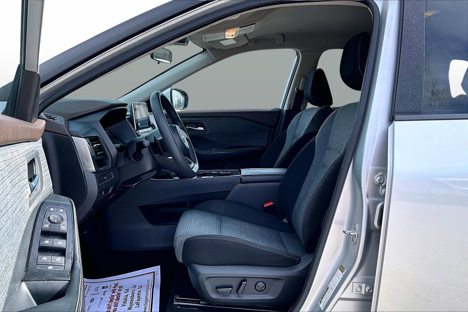 Used 2023 Nissan Rogue SV image 25