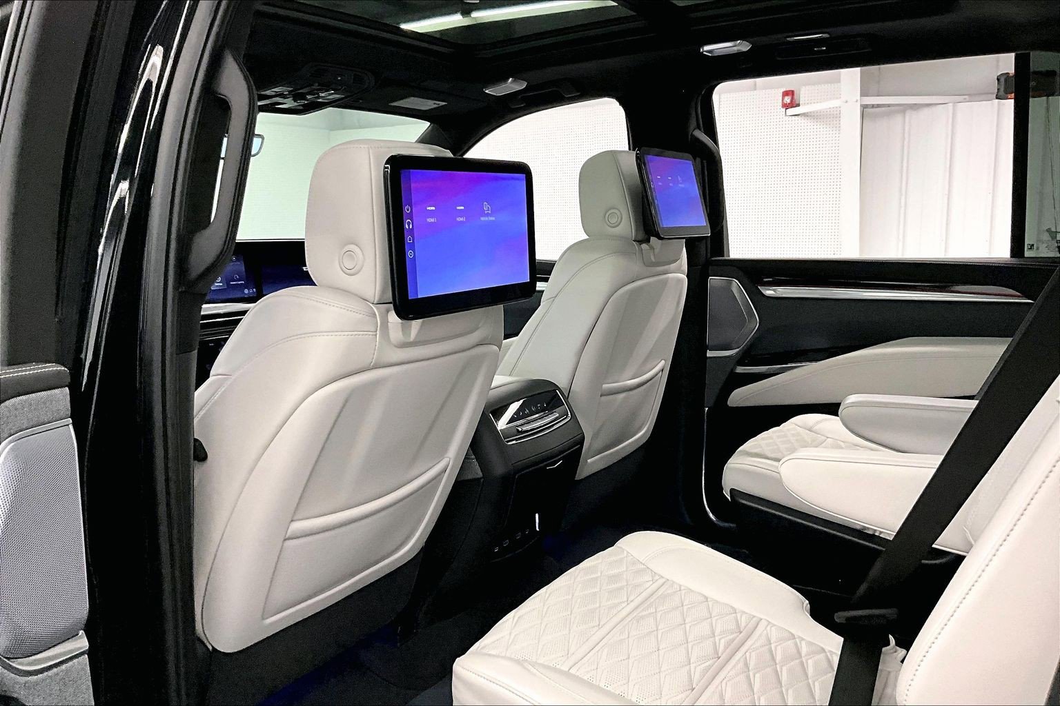Used 2025 Cadillac Escalade ESV Sport Platinum AWD/4WD image 35