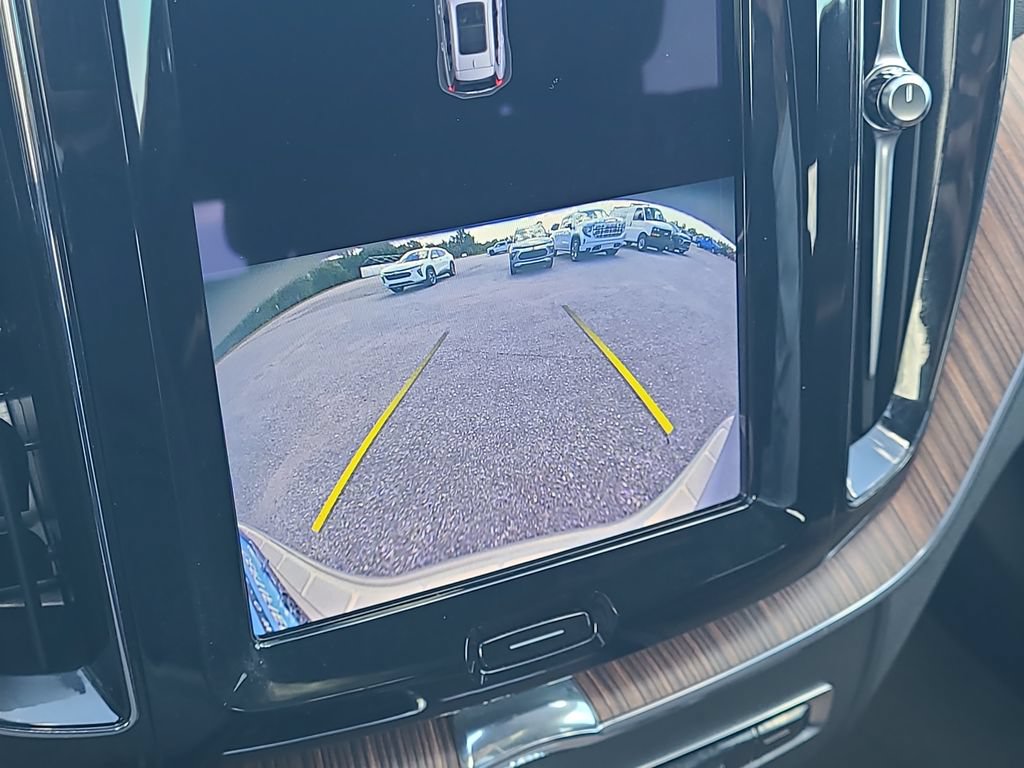 Used 2022 Volvo XC60 B5 Momentum w/ Advanced Package FWD image 14