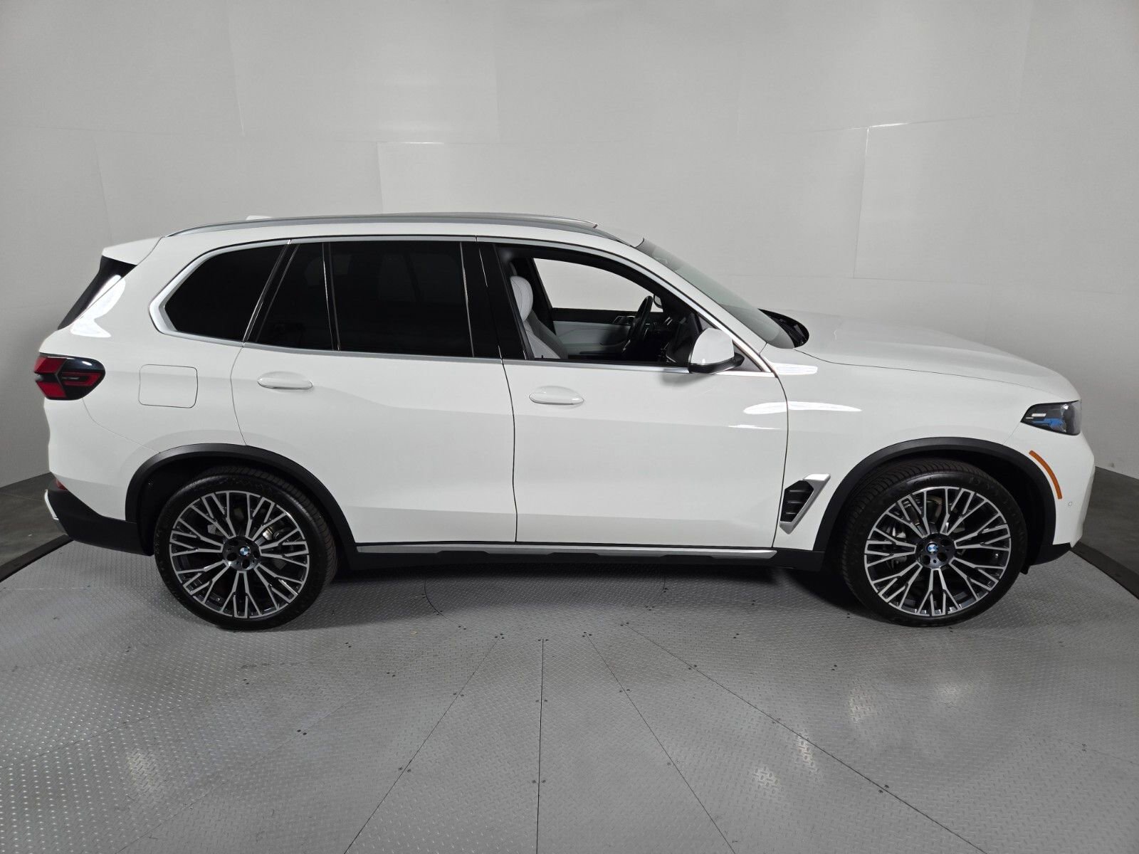 Used 2025 BMW X5 xDrive40i AWD/4WD image 6