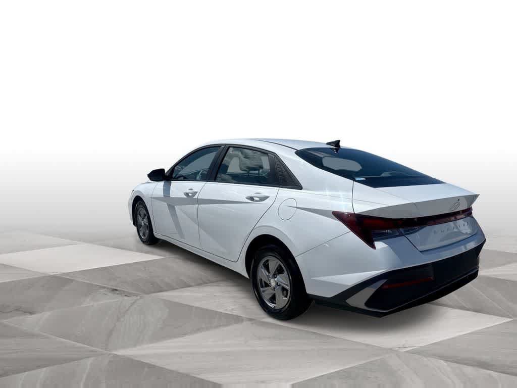 Used 2025 Hyundai Elantra SE FWD image 6