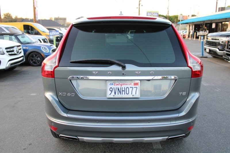 Used 2017 Volvo XC60 T5 w/ Tailgate Package image 4