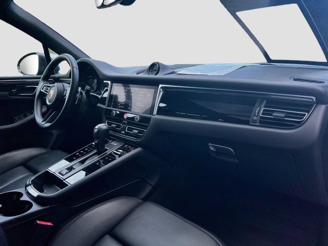 Certified 2024 Porsche Macan AWD/4WD image 31