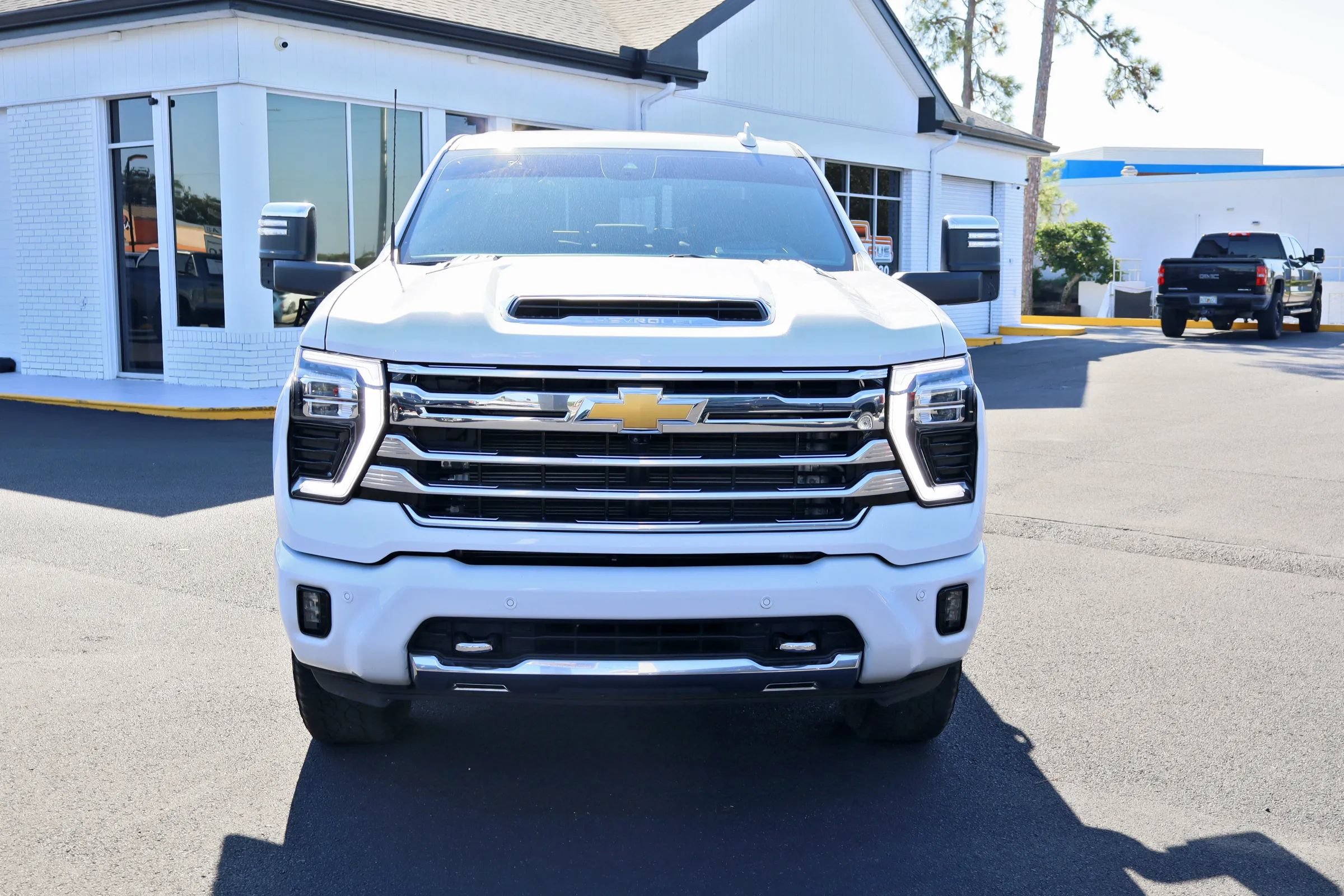 Used 2024 Chevrolet Silverado 2500 High Country w/ High Country Premium Package AWD/4WD image 2