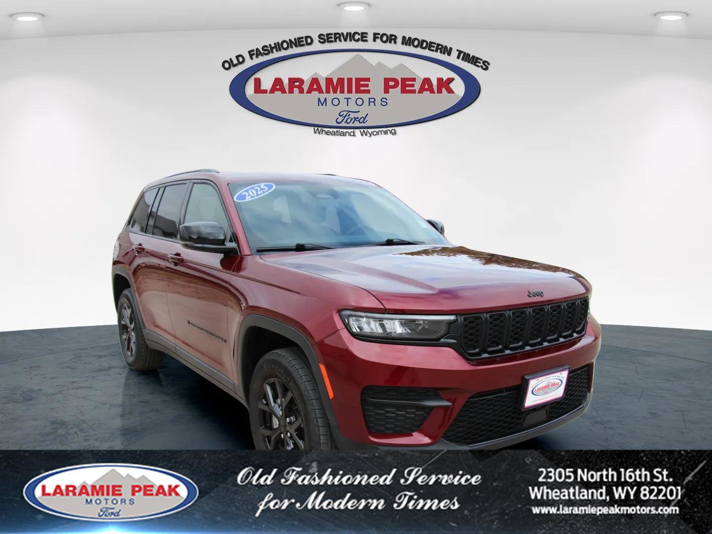 Used 2025 Jeep Grand Cherokee Altitude image 1