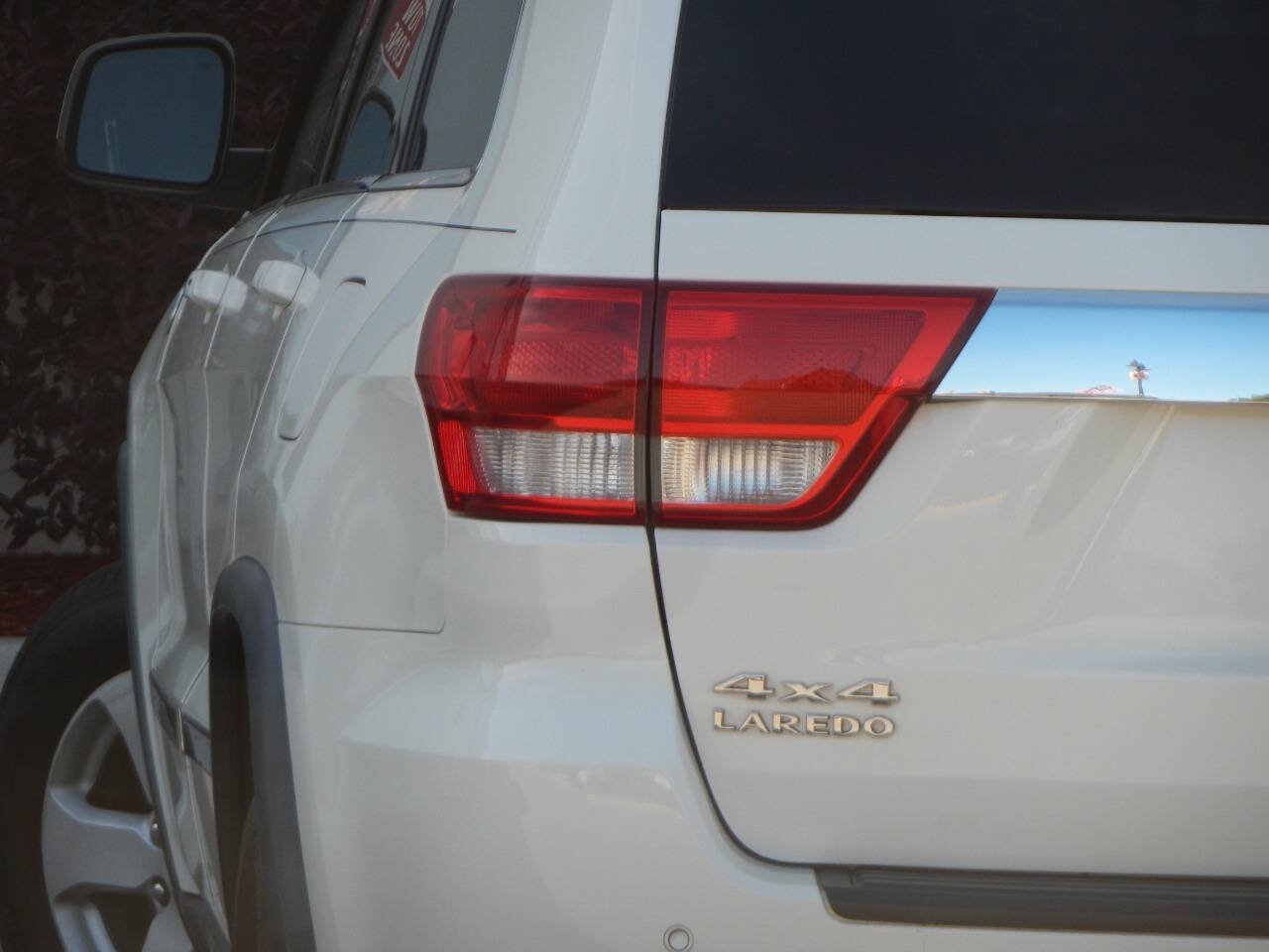 Used 2011 Jeep Grand Cherokee Laredo AWD/4WD image 1
