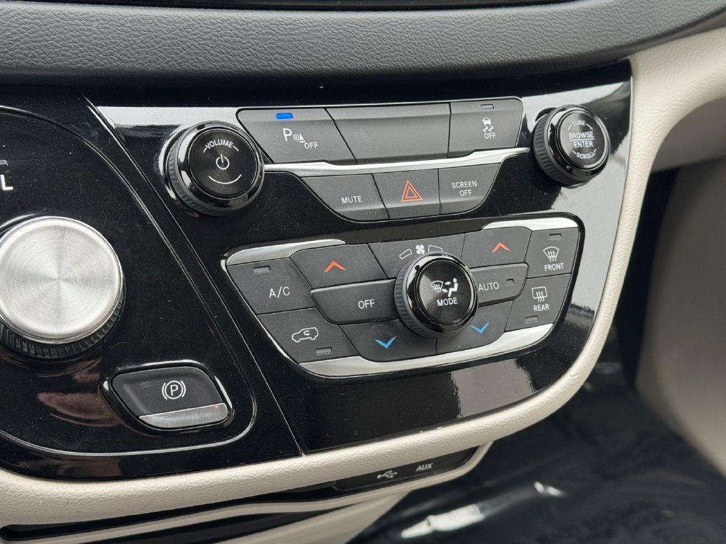 Used 2019 Chrysler Pacifica Touring Plus FWD image 23