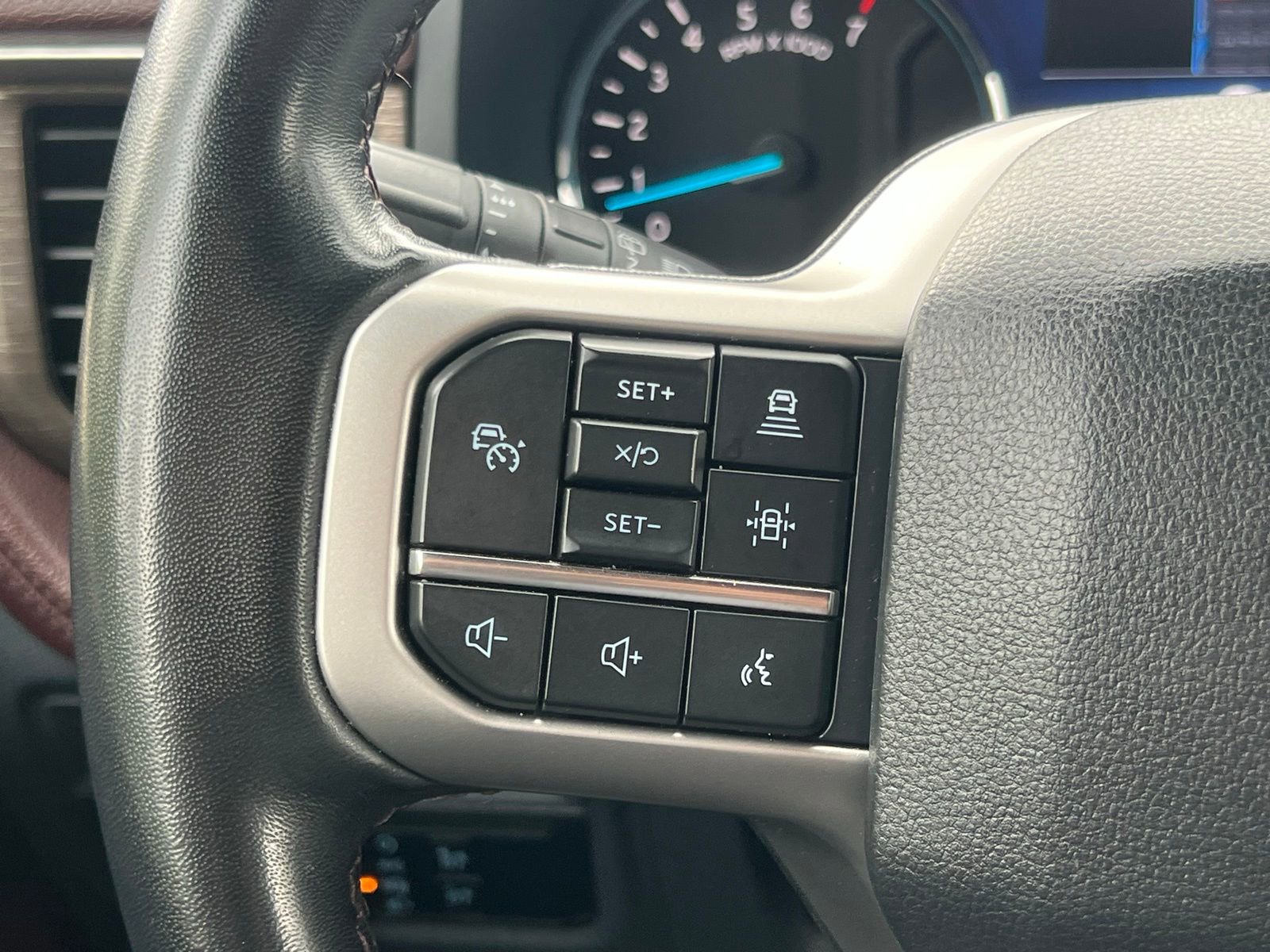 Used 2024 Ford Expedition Limited AWD/4WD image 32