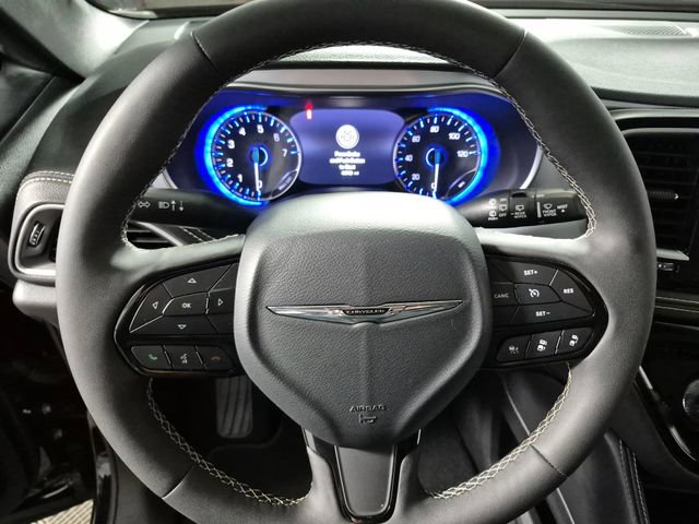 Used 2025 Chrysler Pacifica Limited image 11