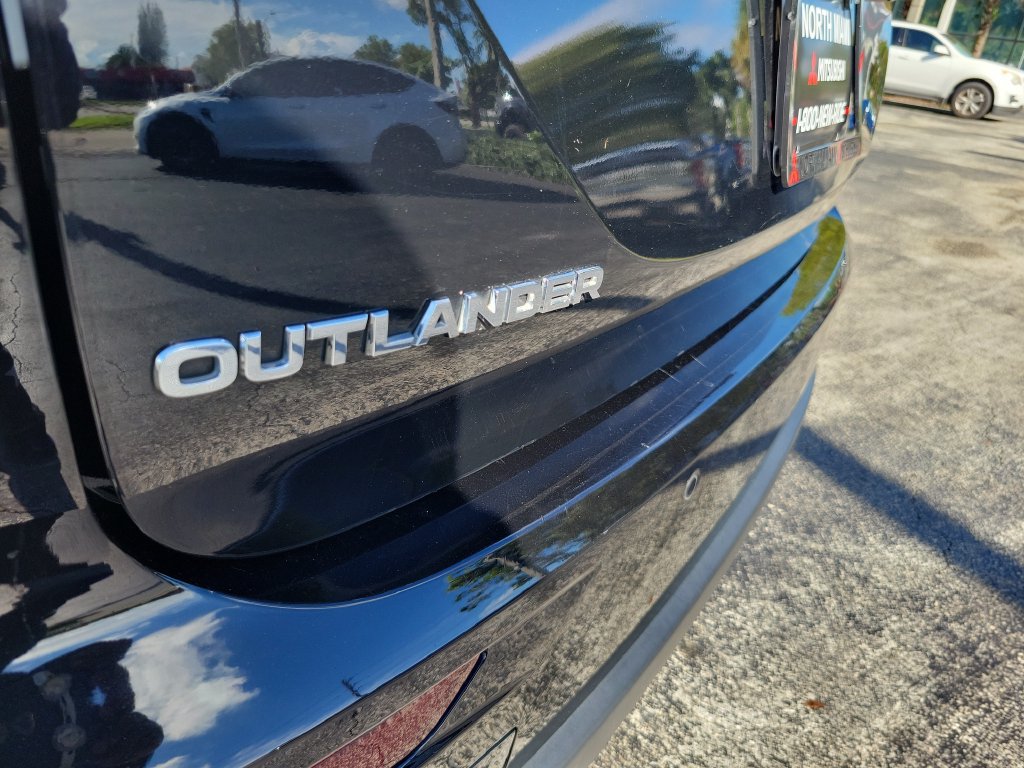 Used 2023 Mitsubishi Outlander ES FWD image 9