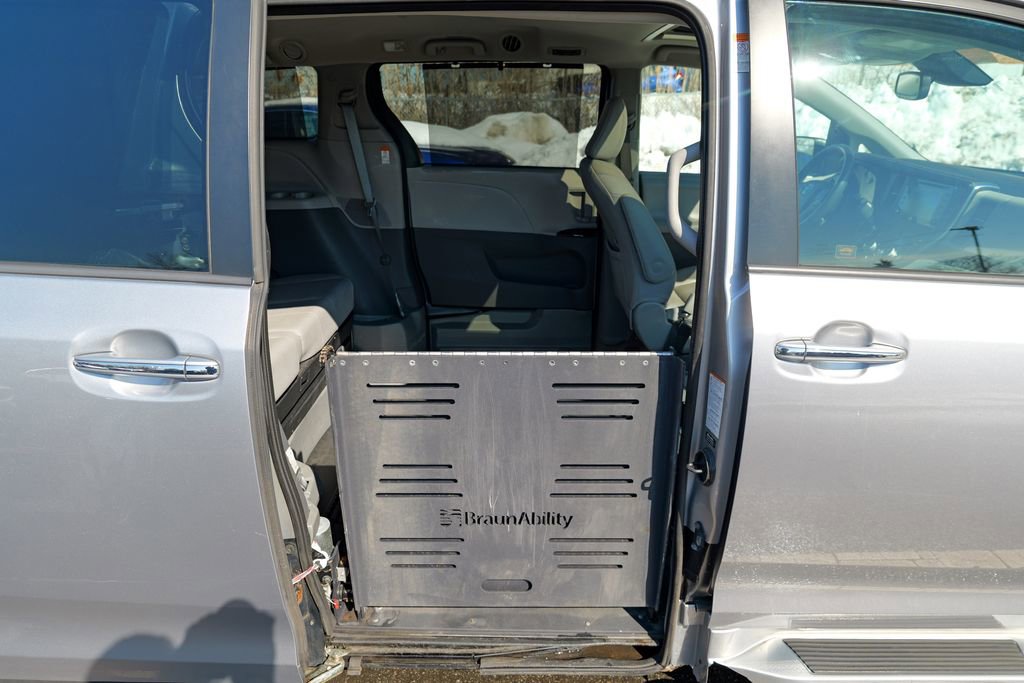 Used 2018 Toyota Sienna XLE w/ XLE Navigation Package FWD image 27