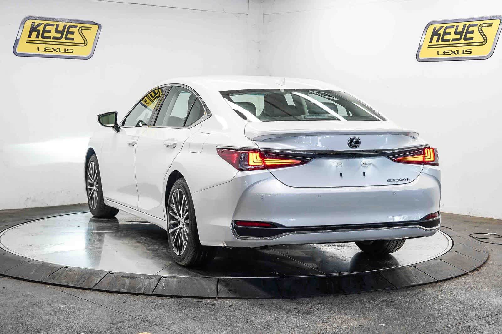 Certified 2025 Lexus ES 300h w/ Premium Package FWD image 2