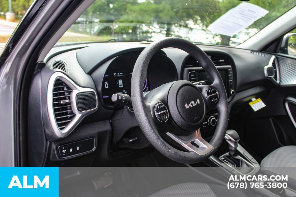 Used 2025 Kia Soul LX w/ LX Technology Package FWD image 22