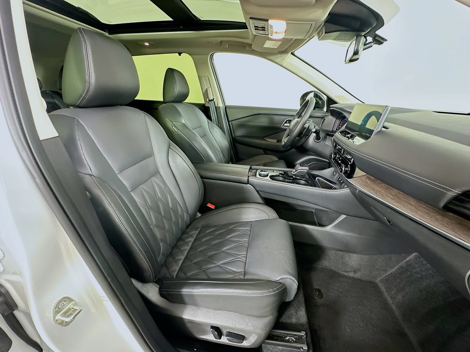 Used 2025 Nissan Rogue Platinum w/ Platinum Premium Package AWD/4WD image 44