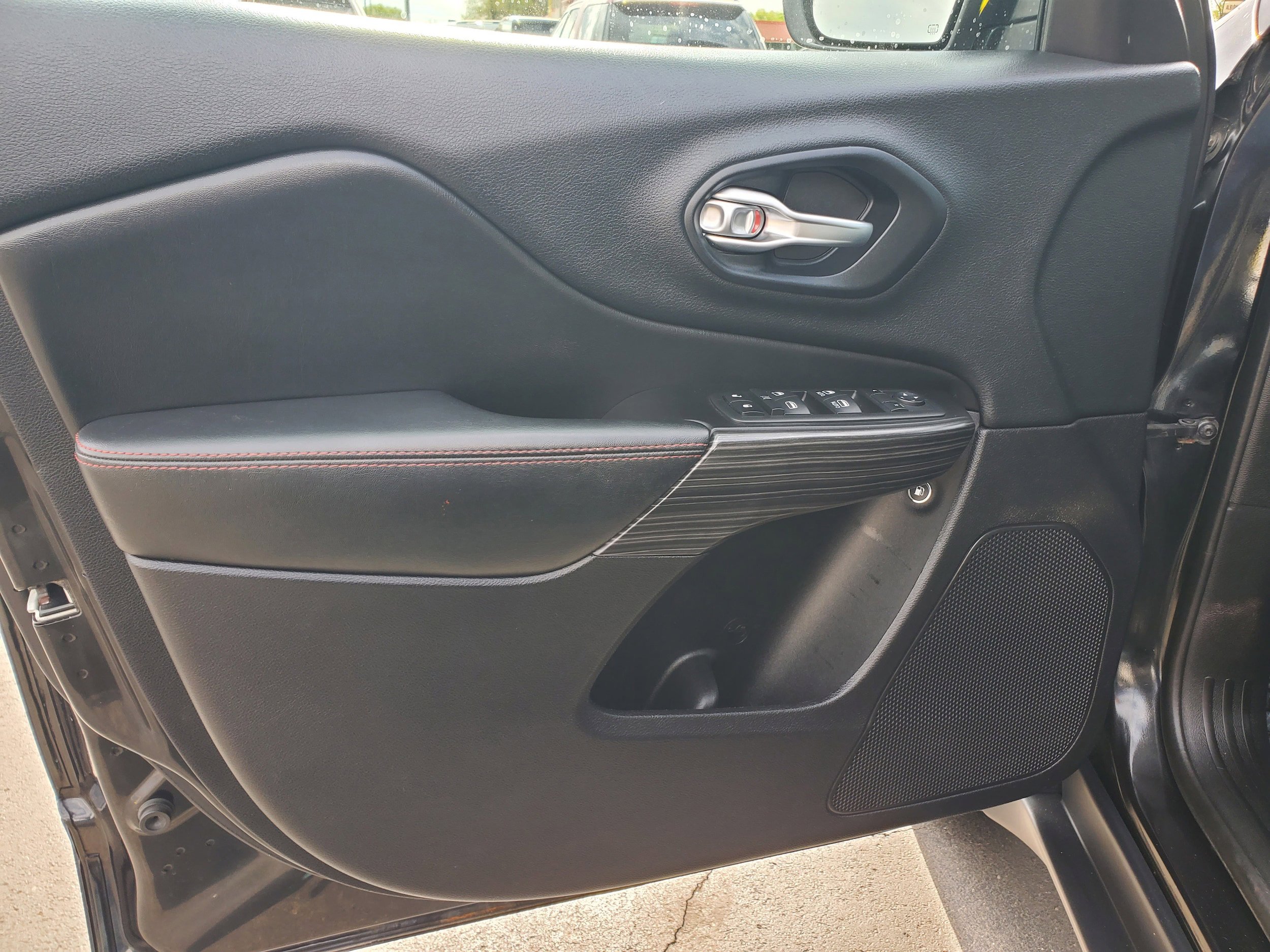 Used 2014 Jeep Cherokee Trailhawk AWD/4WD image 11