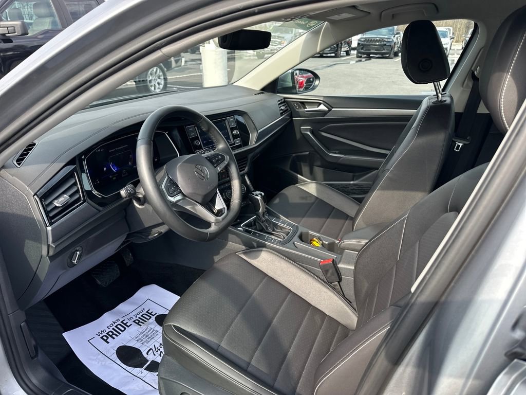 Used 2024 Volkswagen Jetta SE image 9