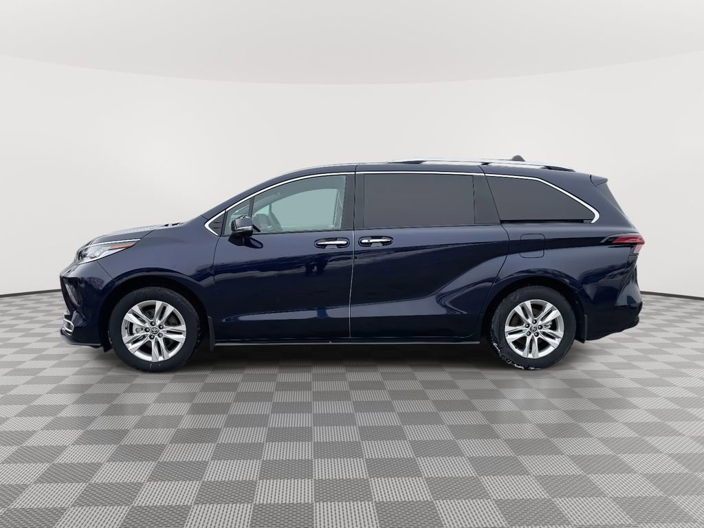 Used 2025 Toyota Sienna Limited image 4