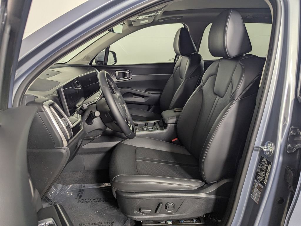 Used 2025 Kia Sorento EX w/ Panoramic Sunroof Package image 14