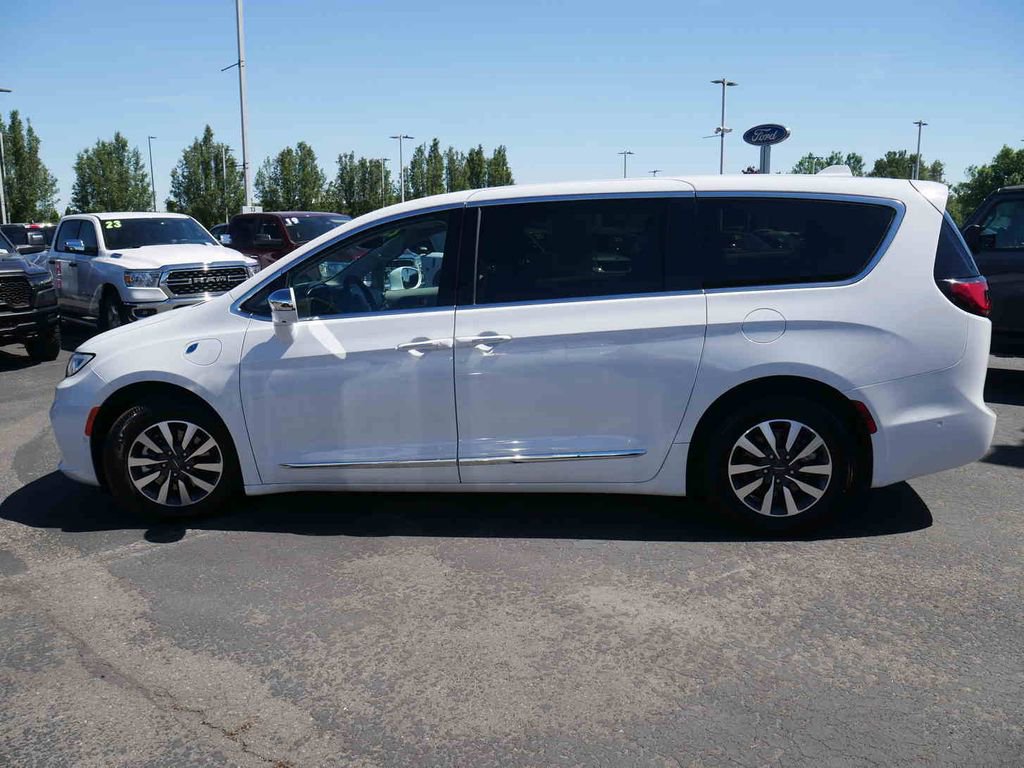 Certified 2022 Chrysler Pacifica Limited FWD image 18