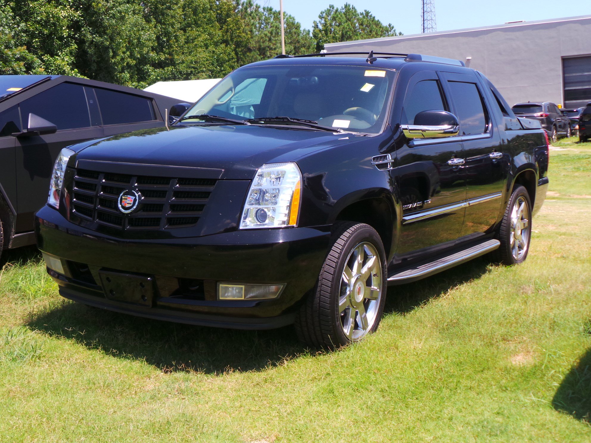 Used 2013 Cadillac Escalade EXT Luxury AWD/4WD image 2