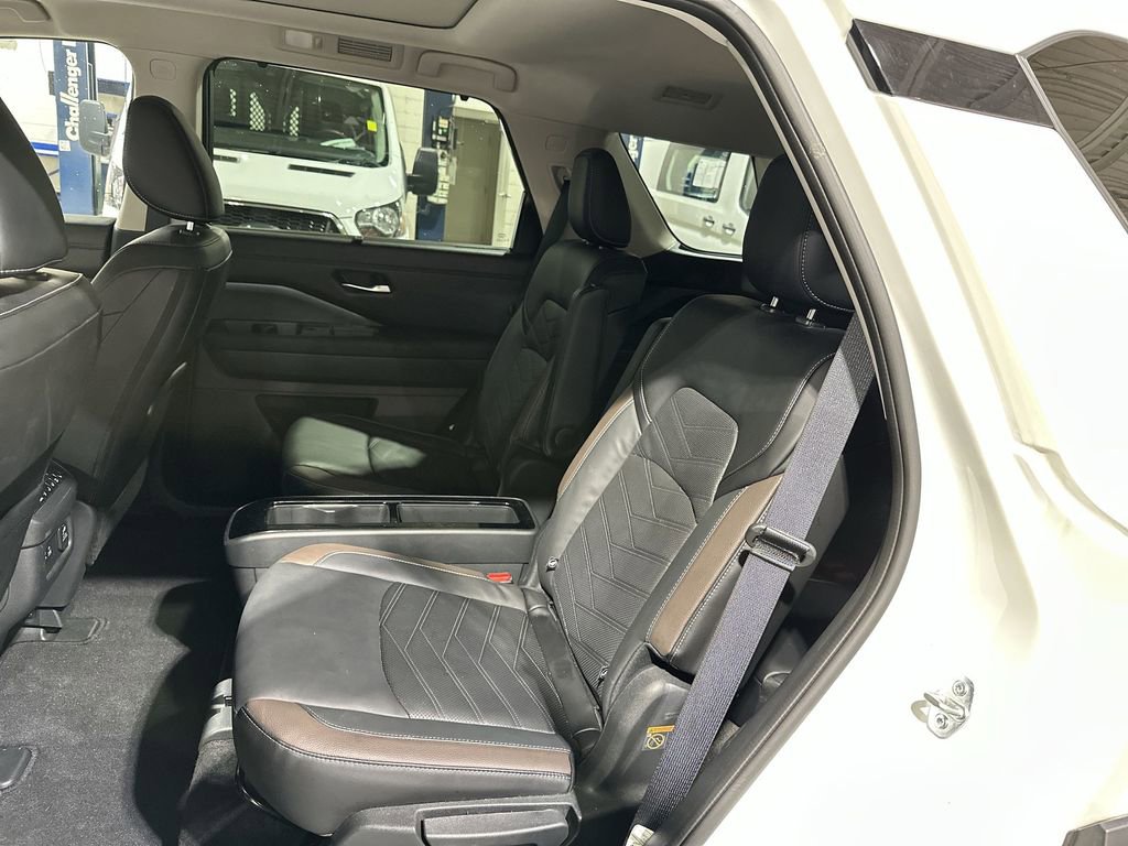 Used 2024 Nissan Pathfinder Platinum image 25