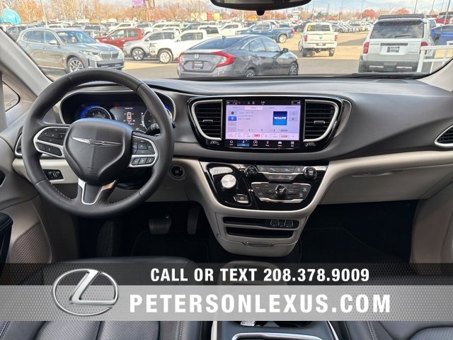 Used 2024 Chrysler Pacifica Touring-L image 13
