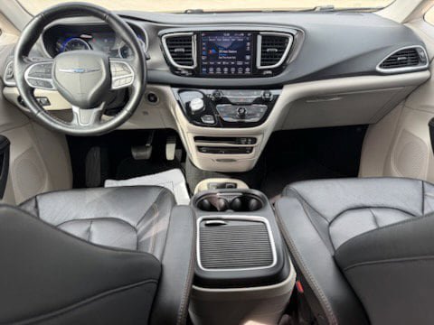 Used 2020 Chrysler Pacifica Touring-L Plus image 22
