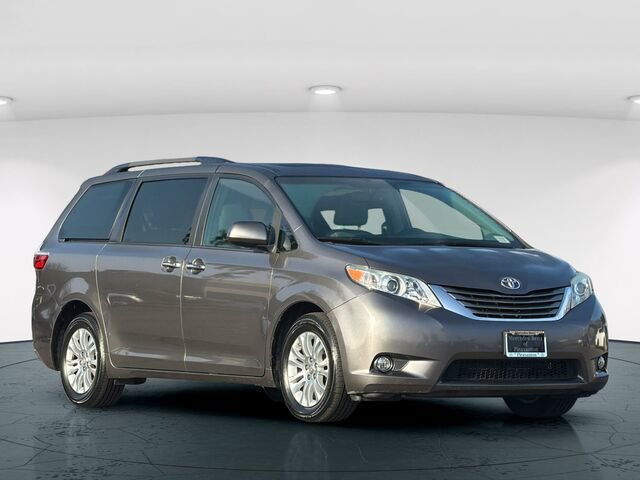 Used 2016 Toyota Sienna XLE 4D Passenger Van image 9