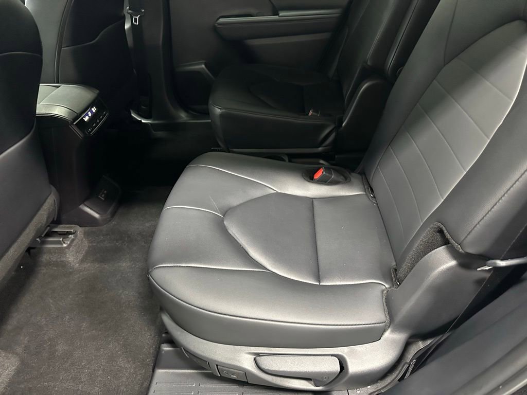 Used 2025 Toyota Highlander XLE image 49