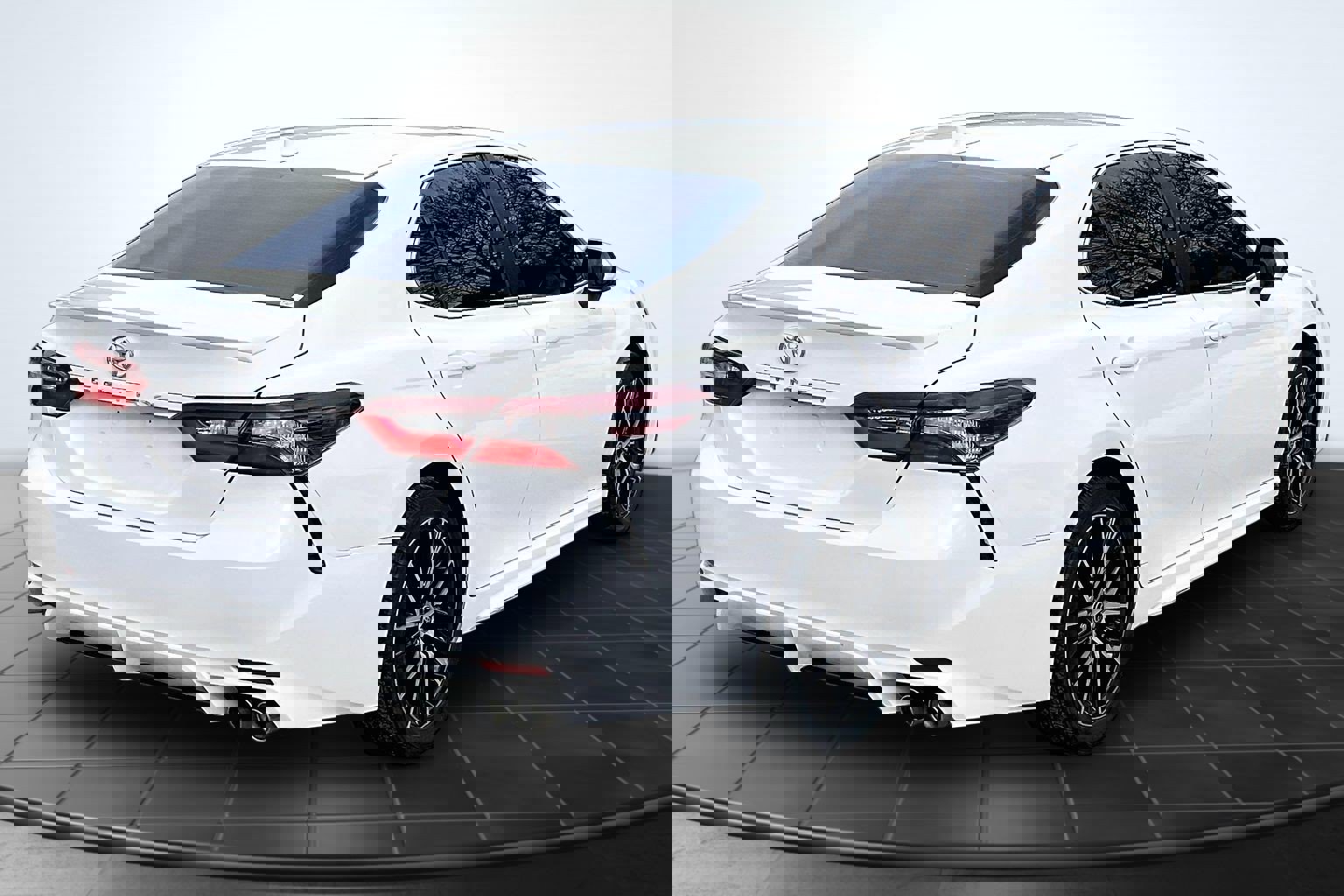 Used 2021 Toyota Camry SE image 2